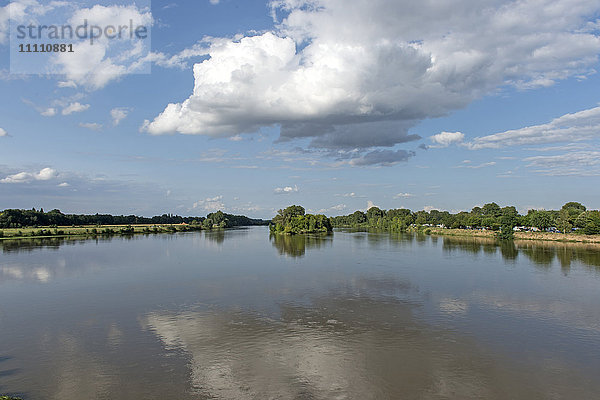 Europa  Frankreich  Loiret  Beaugency  Fluss Loire