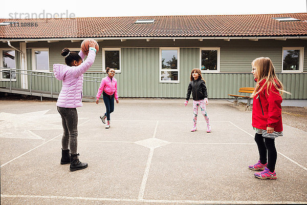Hochwinkelansicht der Kinder beim Ballspielen auf dem Schulhof