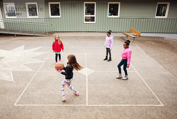 Hochwinkelansicht der Kinder beim Ballspielen auf dem Schulhof