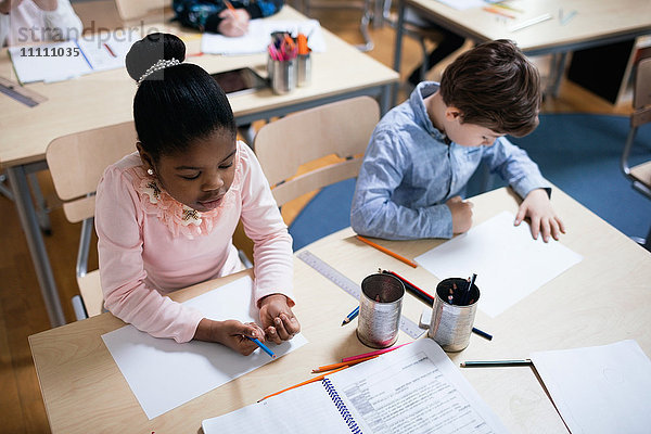 Hochwinkelansicht der Schüler im Klassenzimmer der Schule