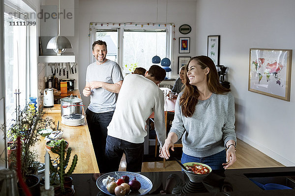 Glückliche Familie bei der Zubereitung von Speisen in der Küche