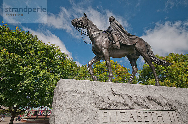 Nordamerika  Kanada  Ontario  Ottawa  Parliament Hill  Statue von Elisabeth II.