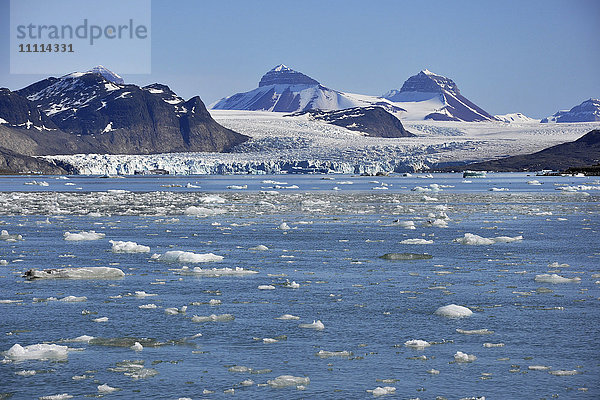 Norwegen  Svalbard-Inseln  Spitzbergen  Eisberge und Gletscher