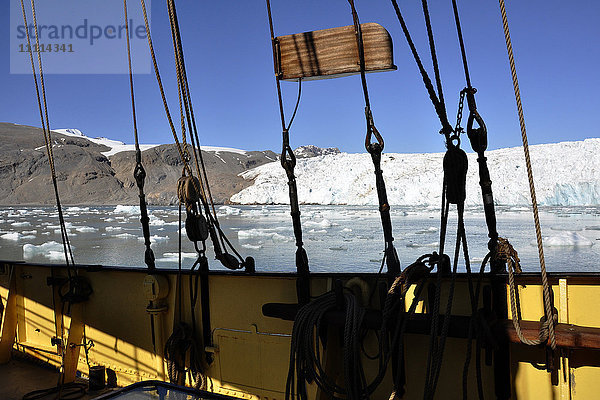 Norwegen  Svalbard-Inseln  Insel Spitzbergen  Eisberge und Gletscher  Segelschiff