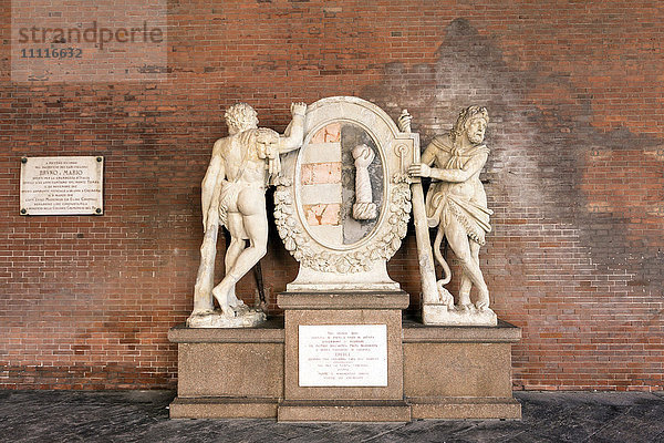Italien  Lombardei  Cremona  die Marmorstatue des Herkules in der Loggia dei Militi