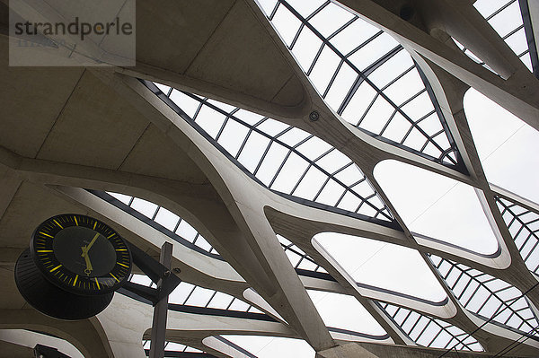 Frankreich - Lyon  eine von den beiden Flüssen Saone und Rhone durchzogene Stadt in der Region Auvergne-Rhône-Alpes. TGV-Bahnhof am Terminal des Flughafens Saint Exupery  entworfen vom Architekten Calatrava