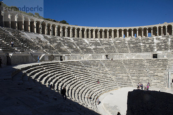 Panorama der halbrunden Steinsitze des Amphitheaters von Aspendos mit oberen Galeriebögen und Bühne Türkei