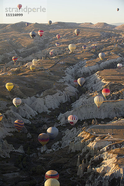 Türkei Goreme Ballonfahrt über die Fairy Chimneys bei Sonnenaufgang