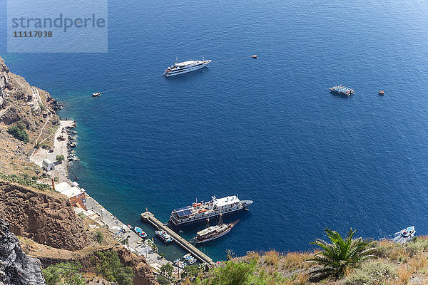 Griechenland  Kykladen  Insel Santorin  Fira  kleiner Hafen