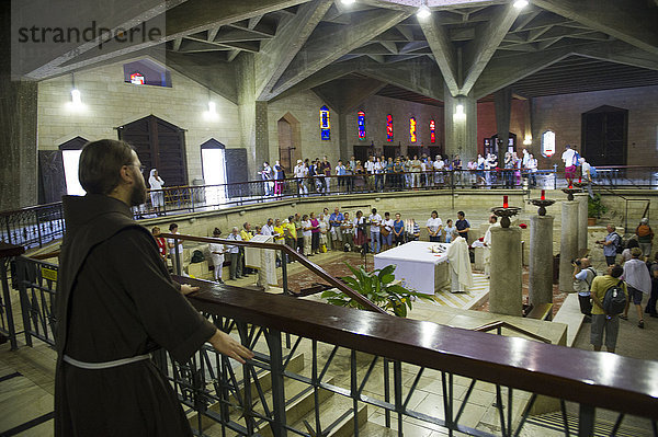 Israel  Nazareth  Verkündigungsbasilika der Altar im Obergeschoss der Kirche