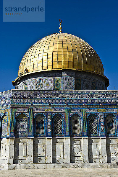 Das vergoldete islamische Heiligtum Haram al Sharif oder Felsendom-Moschee auf dem Tempelberg in der Altstadt von Ost-Jerusalem Israel