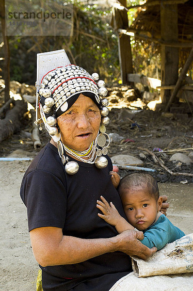Asien  Myanmar  Keng tung  Shan-Staat  Großmutter bekleidet Akha