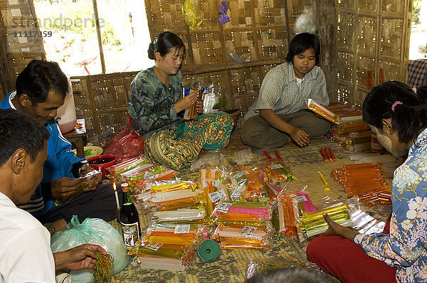 Asien  Myanmar  Taunggyi  Inle-See  Lutscher verpacken