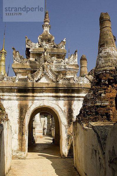 Ruinen des buddhistischen Tempels Paya Shwe Inn Thein im Dorf Inthein am Ufer des Inle-Sees  Birma  Myanmar.