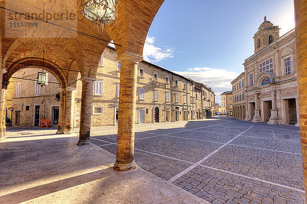 Italien  Marken  Offida  Piazza del Popolo  Stiftskirche