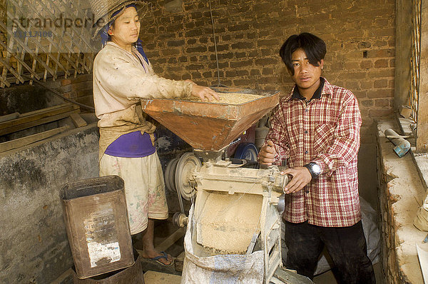 Asien - Myanmar - Yangon - Birma  Reisverarbeitung  Reinigung des Korns von der Schale