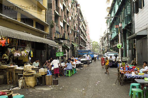 Asien - Myanmar - Yangon - Burma  die Stadt Yangon  Open-Air-Markt  Menschen  Verkehr  Tag  im Freien