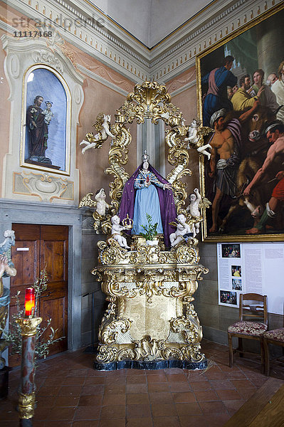 Italien  Lombardei  Clusone im Inneren des Oratoriums von St. Louis. Statue der Muttergottes in der Prozession zu tragen.