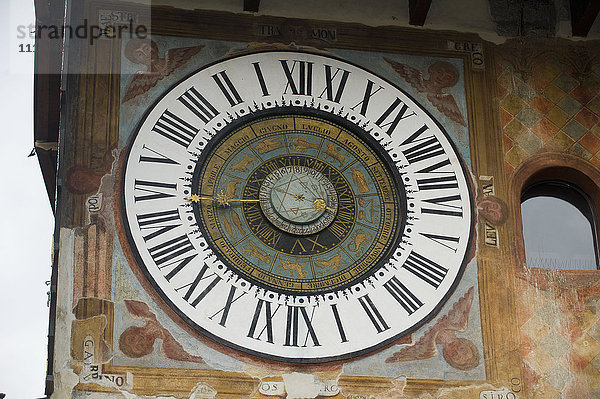Italien  Lombardei  Clusone  Astronomische Uhr an der Fassade des Rathauses  1583 von Pietro Fanzago