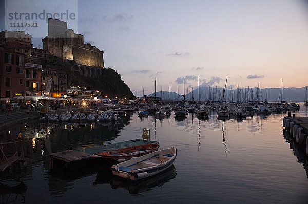 Das Schloss bei Sonnenuntergang in Lerici. Ligurien  Norditalien  Europa.