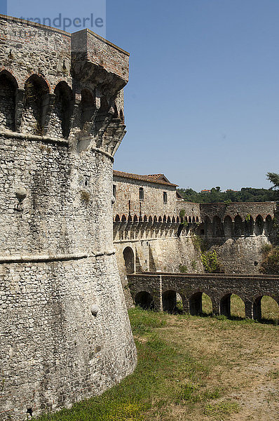 Blick auf das runde Verlies im trockenen Graben des alten Schlosses  aufgenommen an einem sonnigen Frühlingstag  Sarzana  Ligurien  Italien