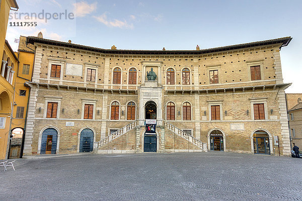 Italien  Marken  Fermo  Piazza del Popolo  Palazzo dei Priori
