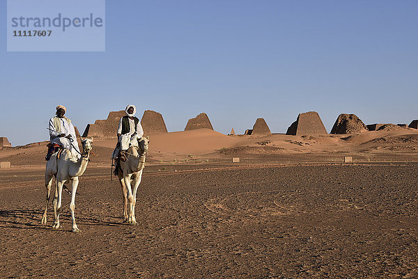 Afrika  Sudan  Nubien  Nomade mit Dromedar  im Hintergrund die Pyramiden von Meroe