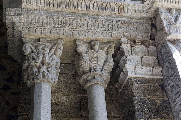 Europa  Italien  Piemont Avigliana - Sacra di San Michele Abbey of the Val Susa. Detail Kapitelle von Zodiac Portal