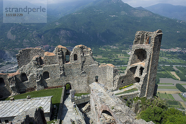 Europa  Italien  Piemont Avigliana - Sacra di San Michele Abbey of the Val Susa. Ruinen des Turms der schönen Alda