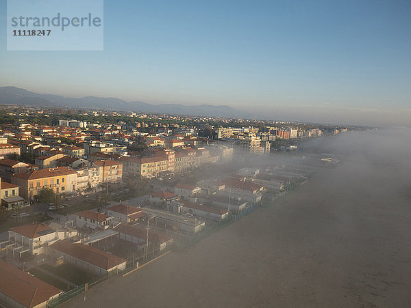 Italien  Toskana  Viareggio  Strand mit Nebel