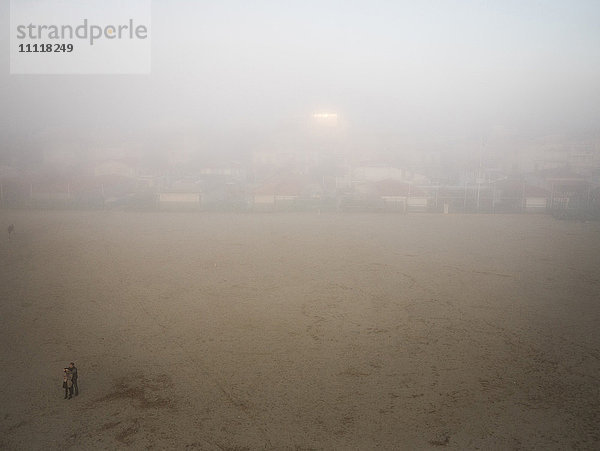 Italien  Toskana  Viareggio  Strand mit Nebel