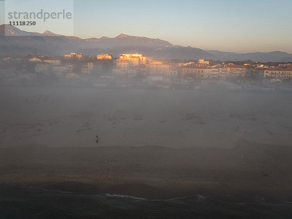 Italien  Toskana  Viareggio  Strand mit Nebel
