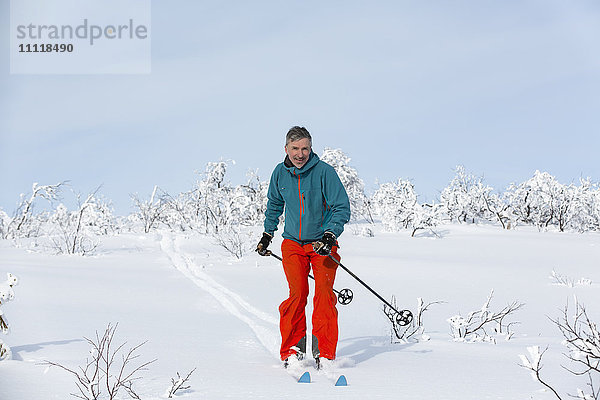 Mann beim Skifahren