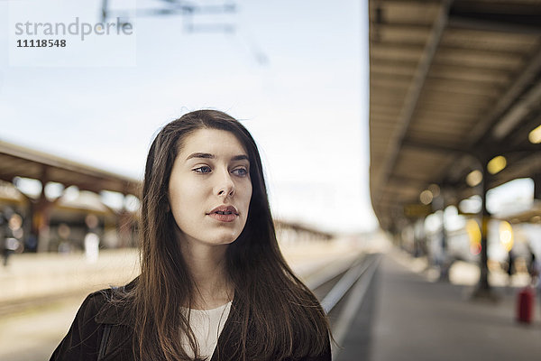 Junge Frau auf dem Bahnhof