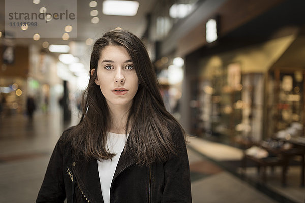 Porträt einer Frau in einem Einkaufszentrum