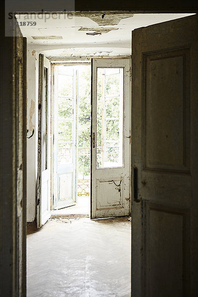 Tür in verlassenem Haus
