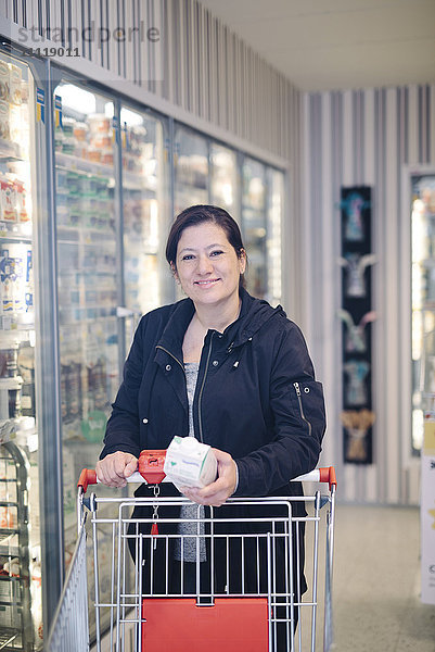 Frau beim Einkaufen von Lebensmitteln