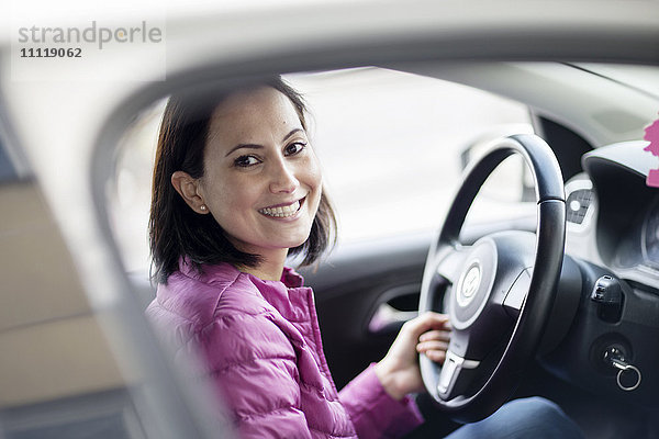 Lächelnde Frau im Auto