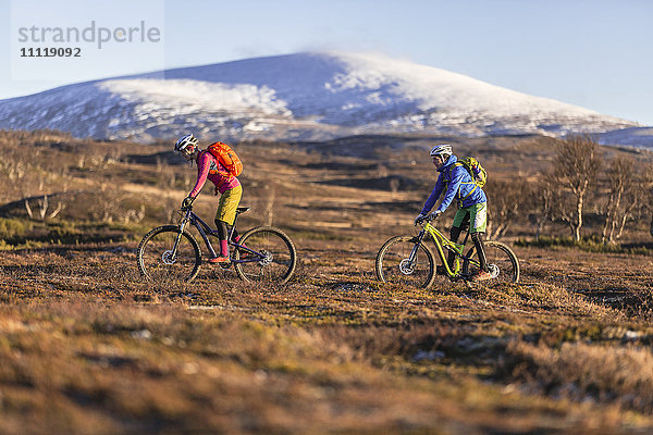 Ehepaar beim Radfahren in den Bergen