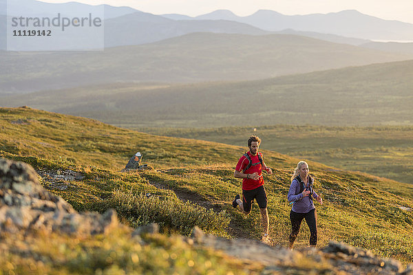 Ehepaar joggt in den Bergen