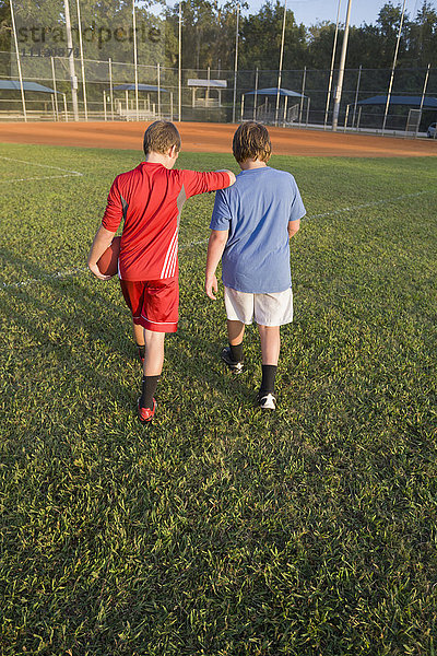 Kaukasische Jungen gehen im Feld