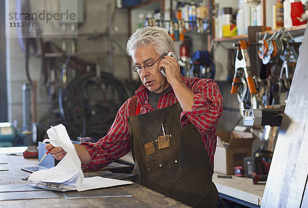 Hispanischer Handwerker bei der Arbeit in der Werkstatt