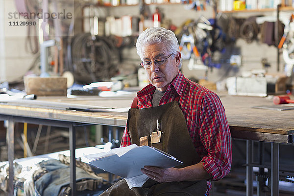 Hispanischer Handwerker bei der Arbeit in der Werkstatt