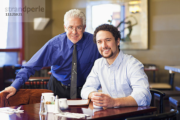 Geschäftsleute lächelnd zusammen in einem Cafe