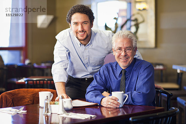 Geschäftsleute lächelnd zusammen in einem Cafe