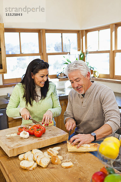 Hispanisches Paar beim gemeinsamen Kochen in der Küche