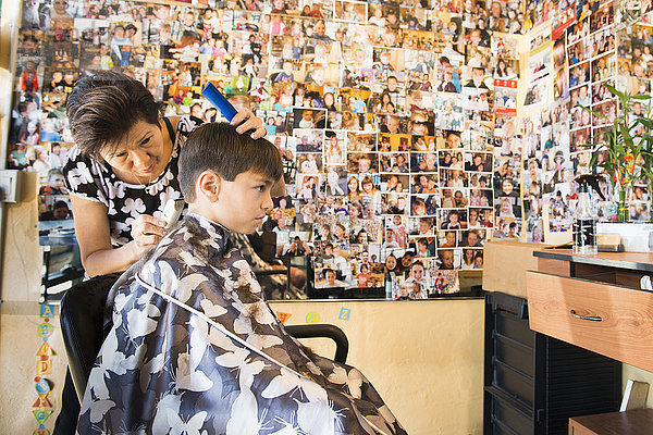 Junge lässt sich im Salon die Haare schneiden