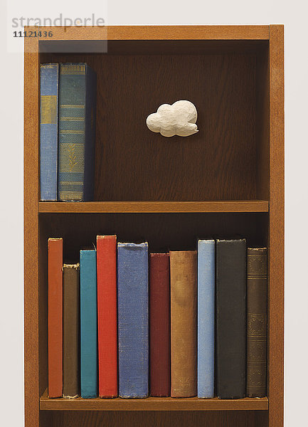 Wolke schwebend im Bücherregal