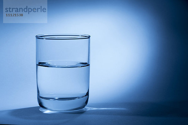 Nahaufnahme eines Glases Wasser