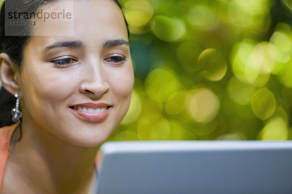 Hispanische Frau mit Laptop